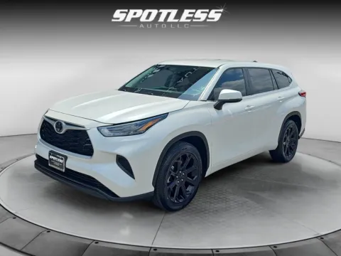 White 2023 Toyota Highlander L for sale in San Antonio, TX