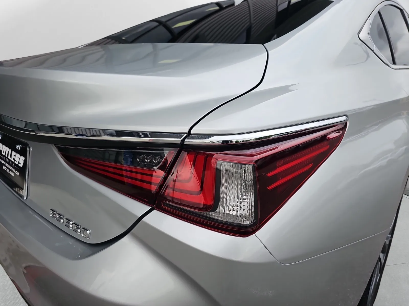 Lexus ES photo 12
