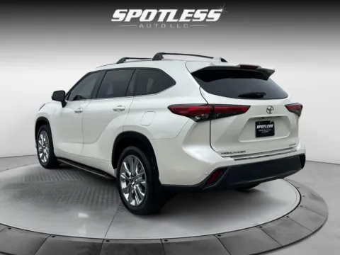 More photos of 2020 Toyota Highlander Limited at Spotless Auto Loop 1604, TX