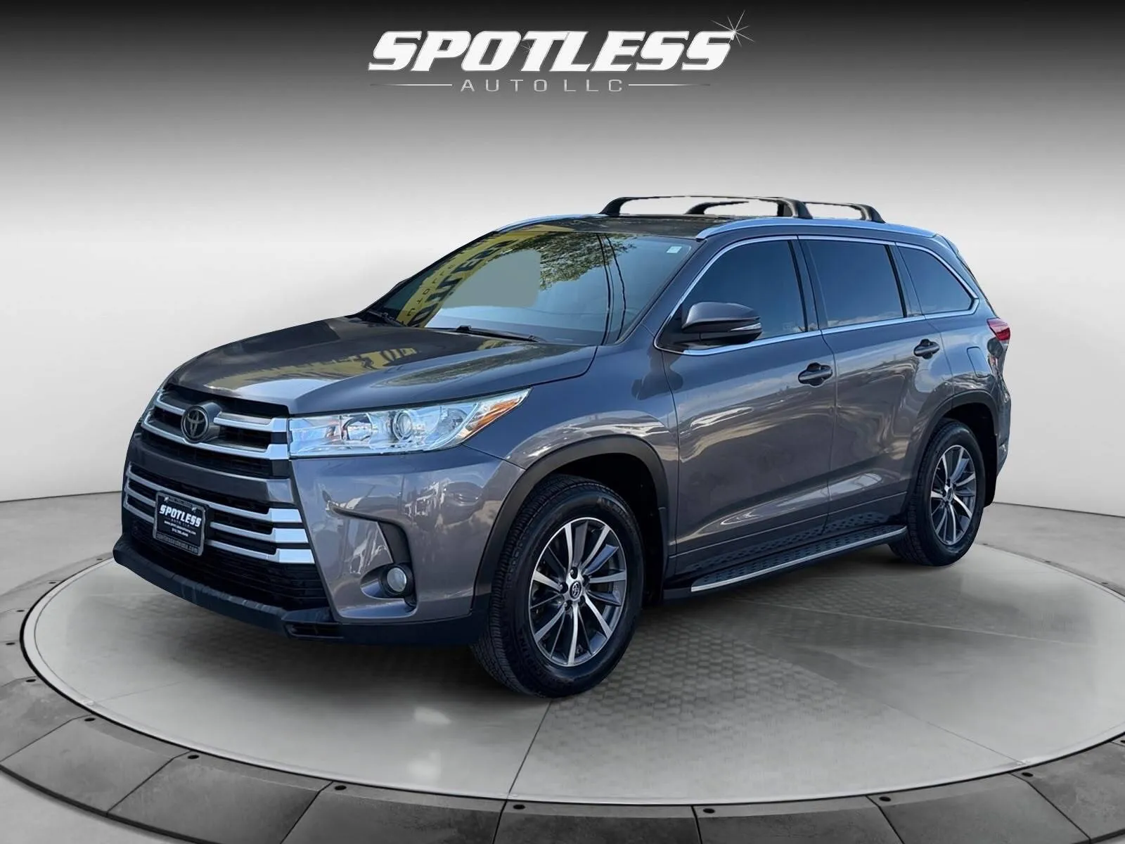 Gray 2018 Toyota Highlander XLE for sale in San Antonio, TX