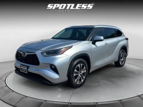 Silver 2021 Toyota Highlander XLE for sale in San Antonio, TX