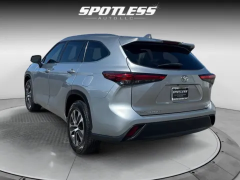 More photos of 2021 Toyota Highlander XLE at Spotless Auto Loop 1604, TX