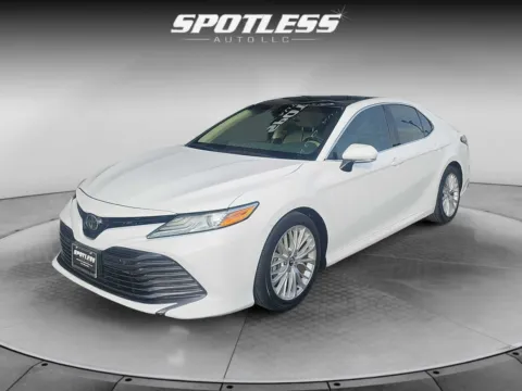 White 2018 Toyota Camry XLE for sale in San Antonio, TX