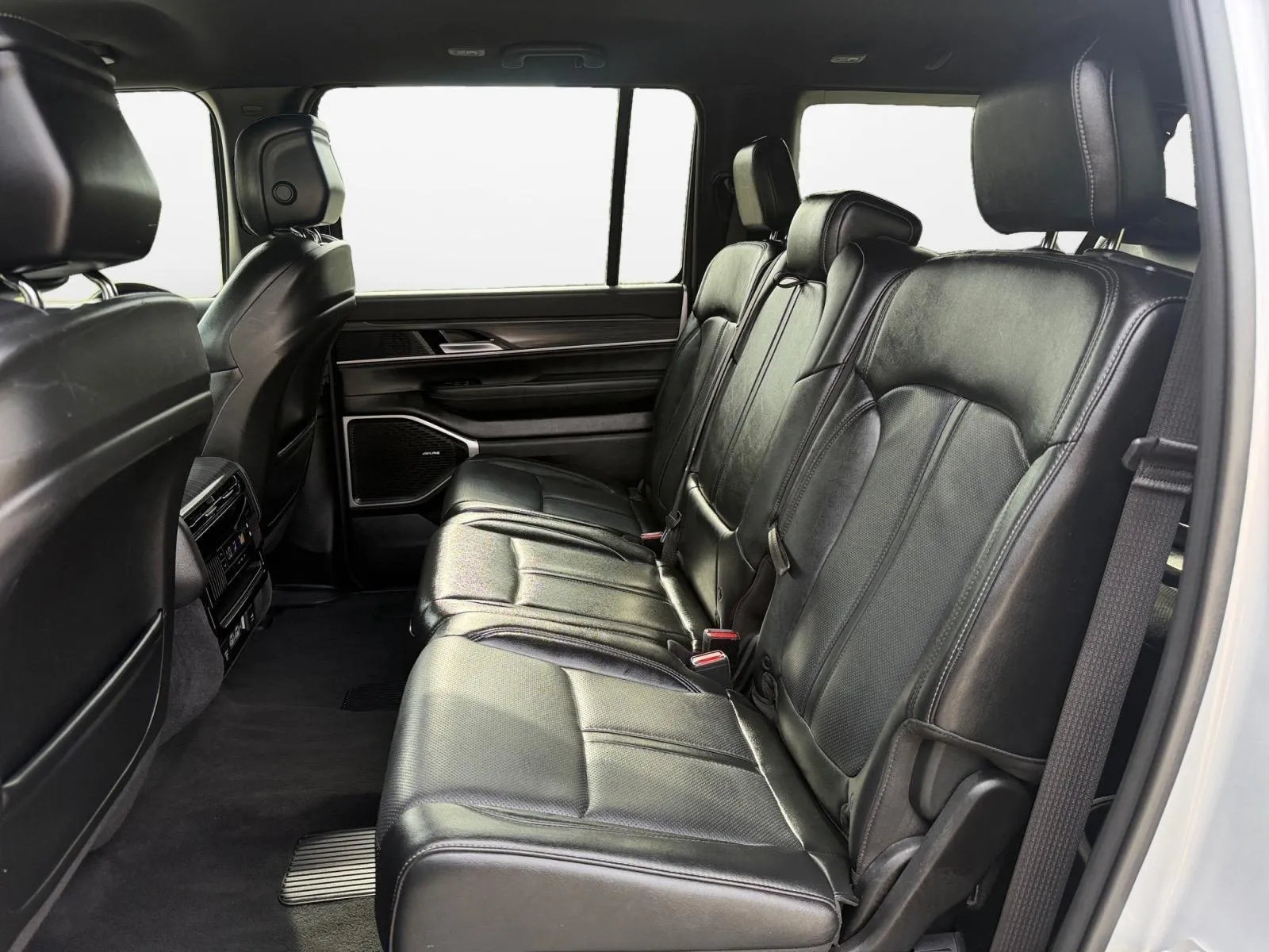 Jeep Wagoneer L photo 23