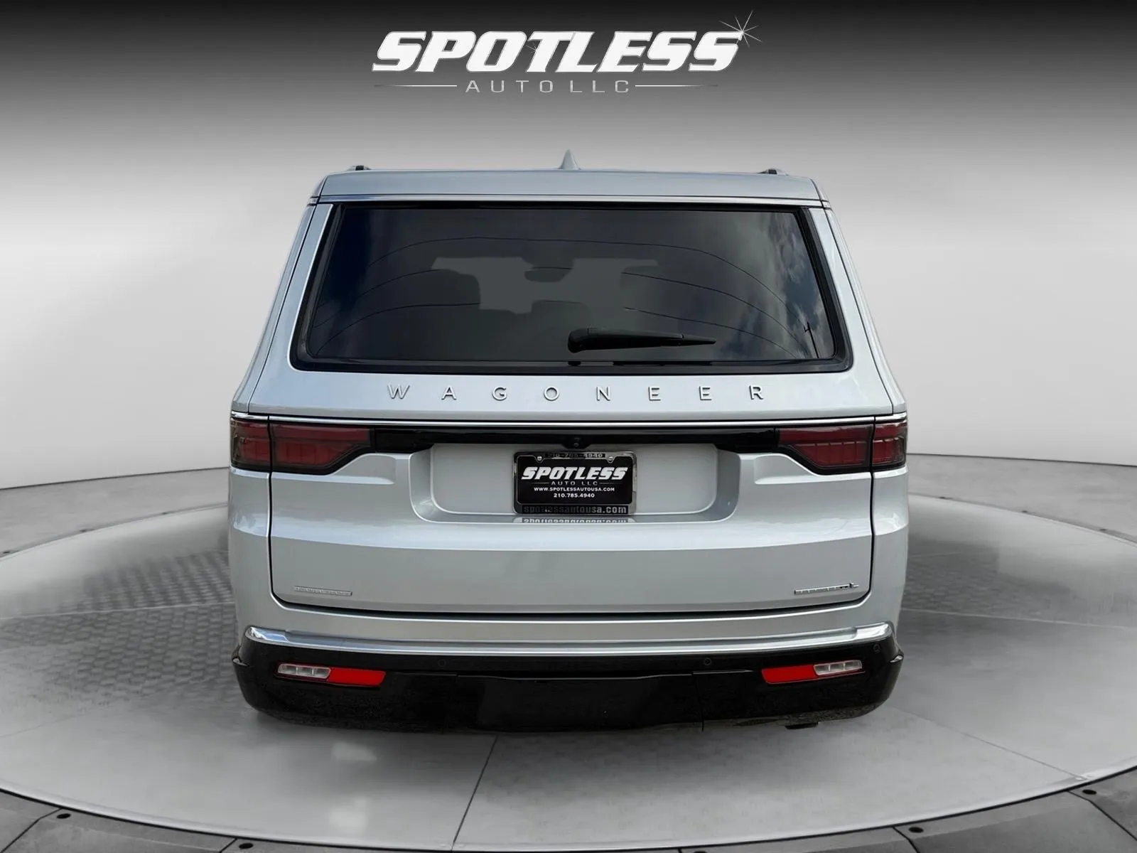 Jeep Wagoneer L photo 6