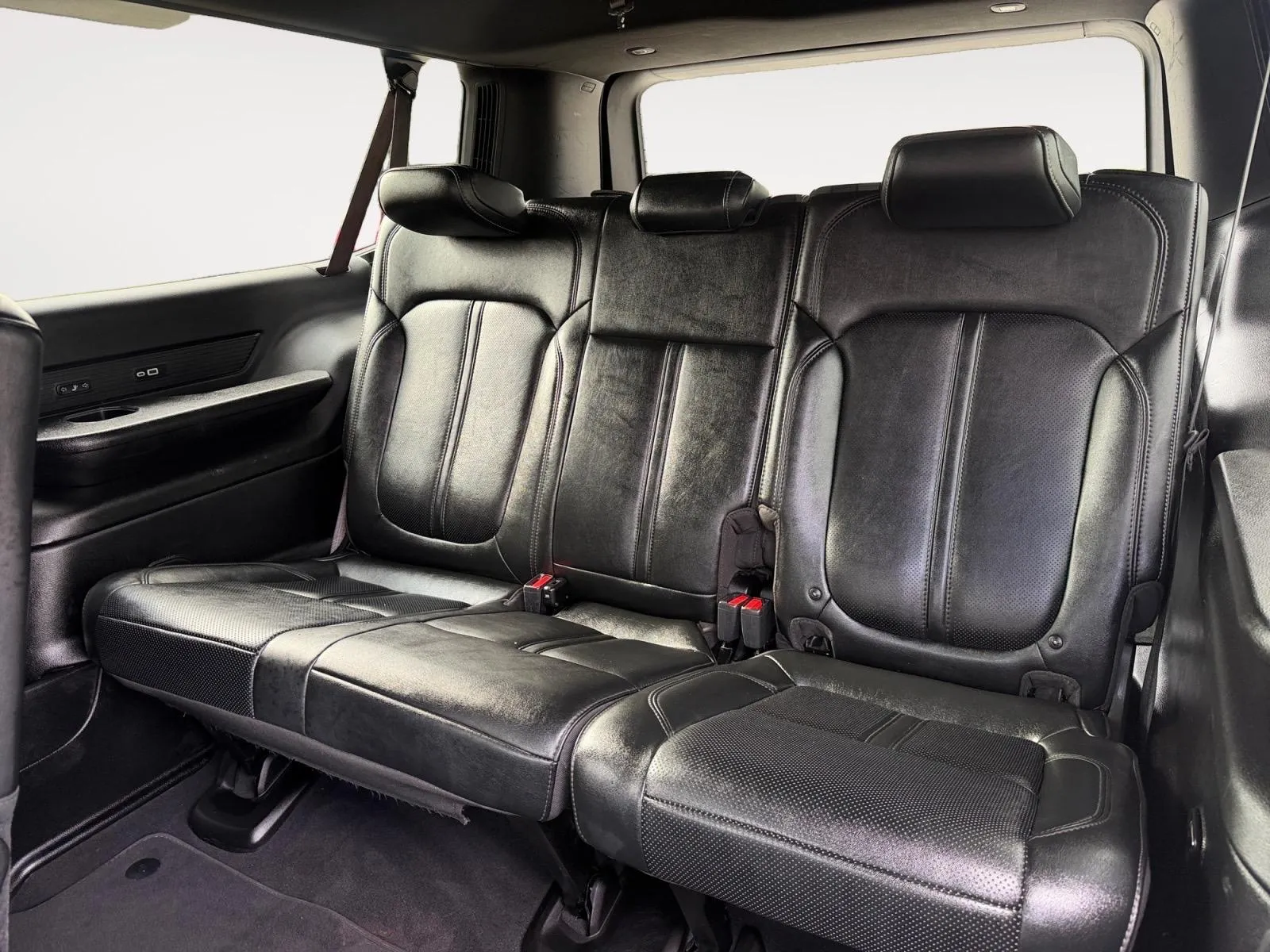 Jeep Wagoneer L photo 25