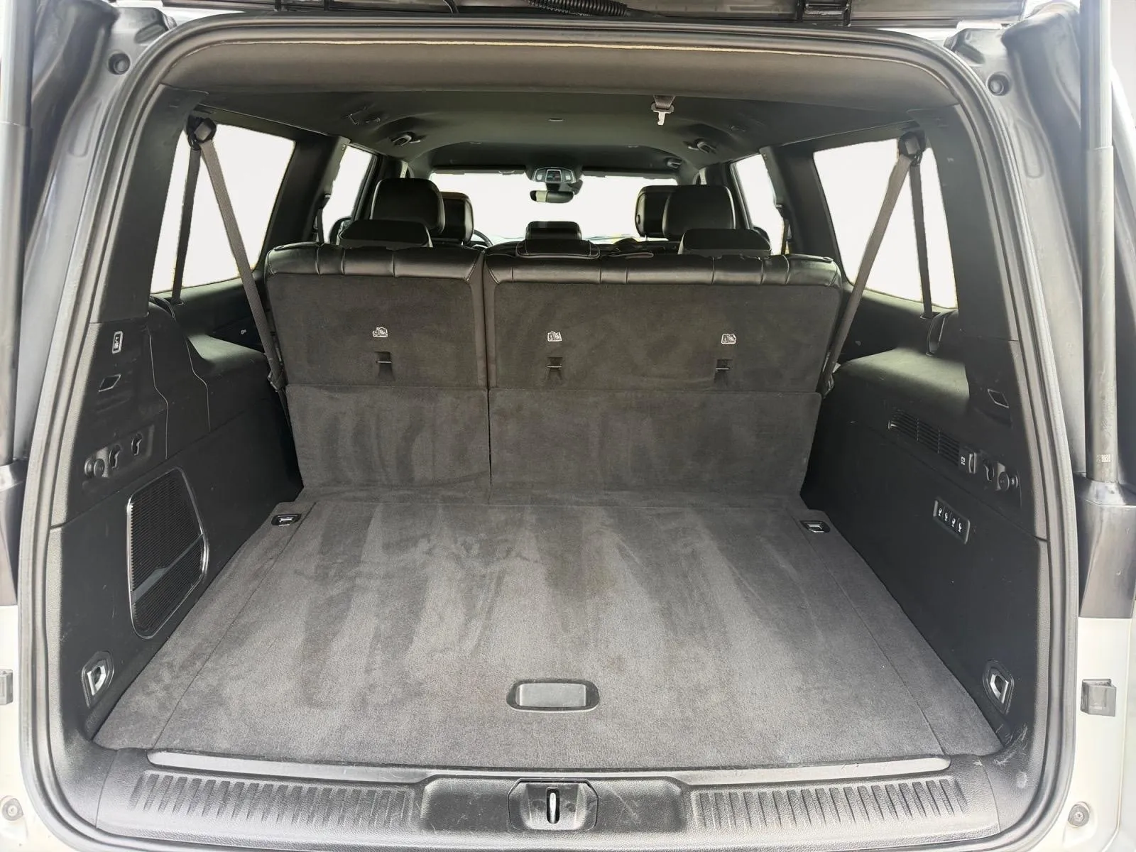 Jeep Wagoneer L photo 26