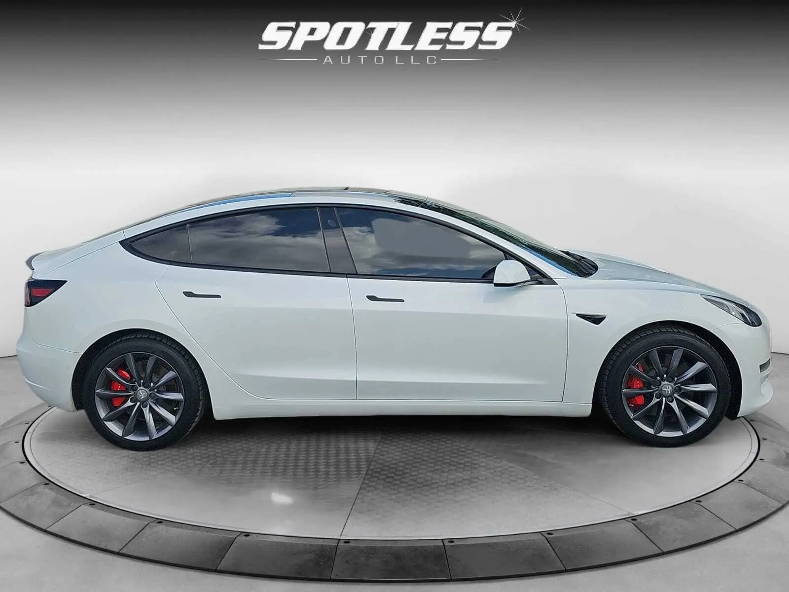 Tesla Model 3 photo 8
