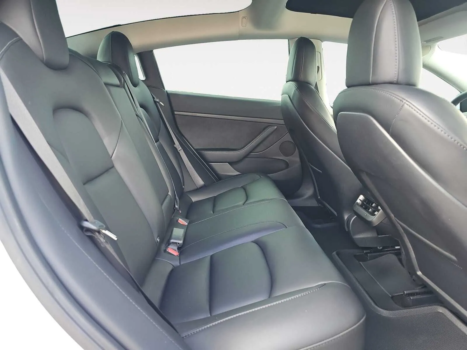 Tesla Model 3 photo 26