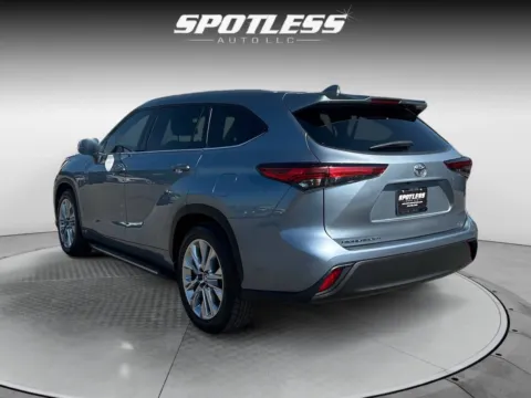 More photos of 2022 Toyota Highlander XLE at Spotless Auto Loop 1604, TX