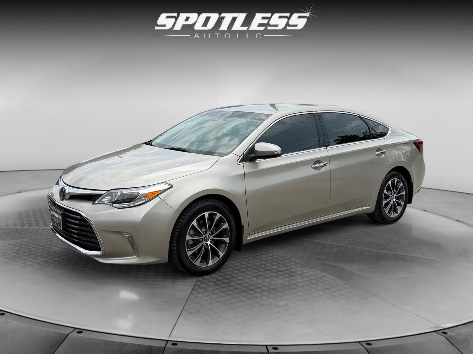Beige 2017 Toyota Avalon XLE for sale in San Antonio, TX