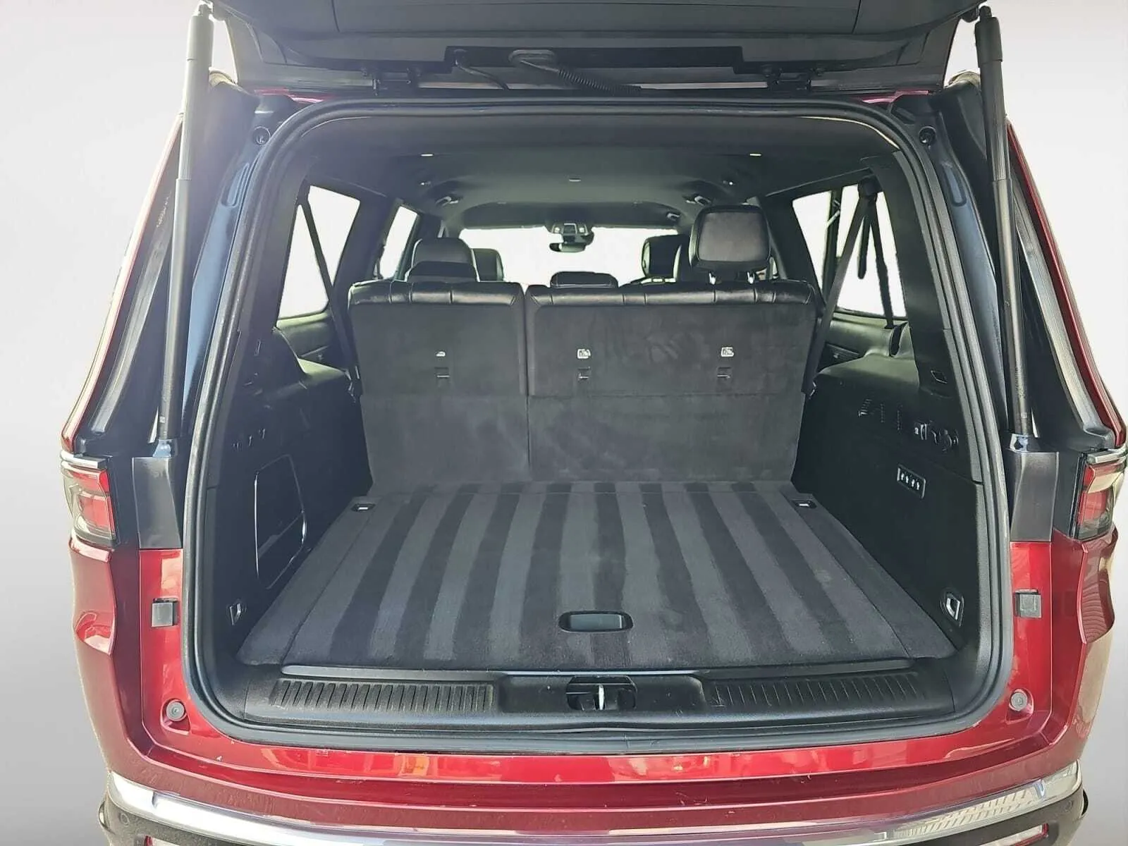Jeep Wagoneer L photo 29