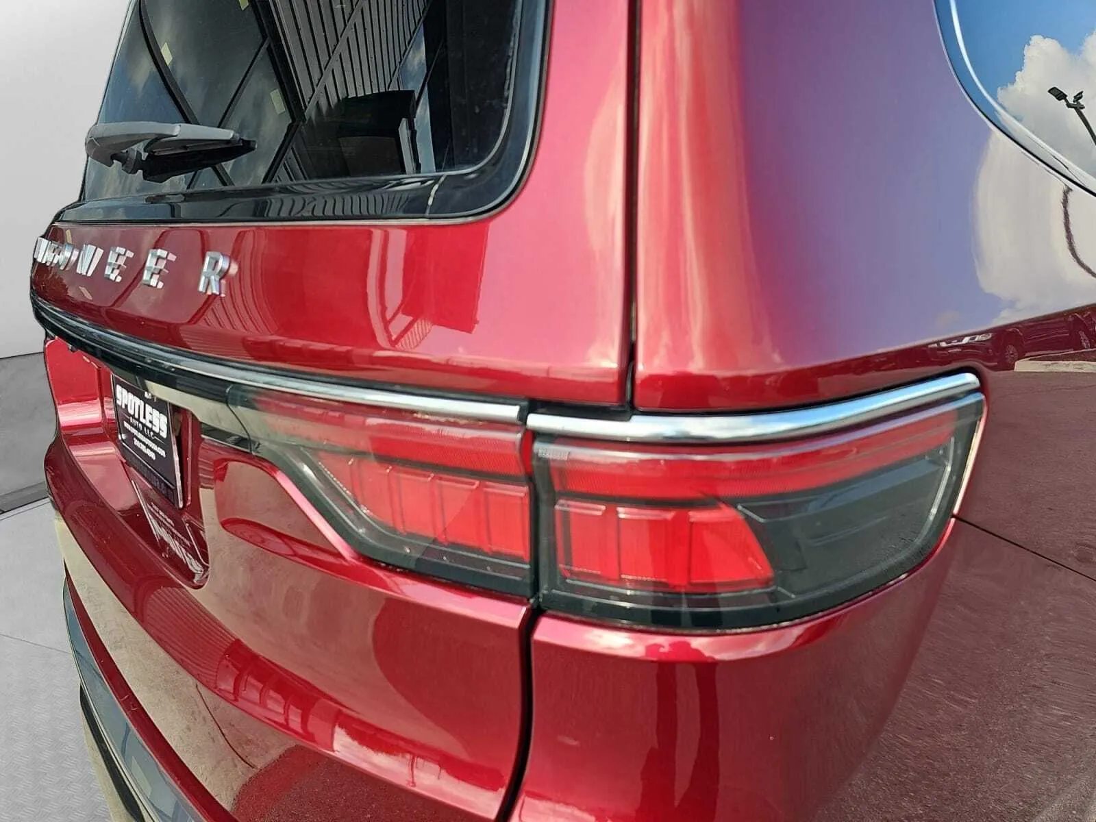 Jeep Wagoneer L photo 12