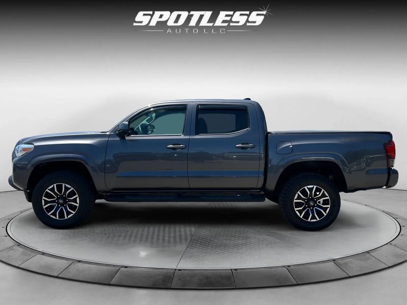 Toyota Tacoma photo 3