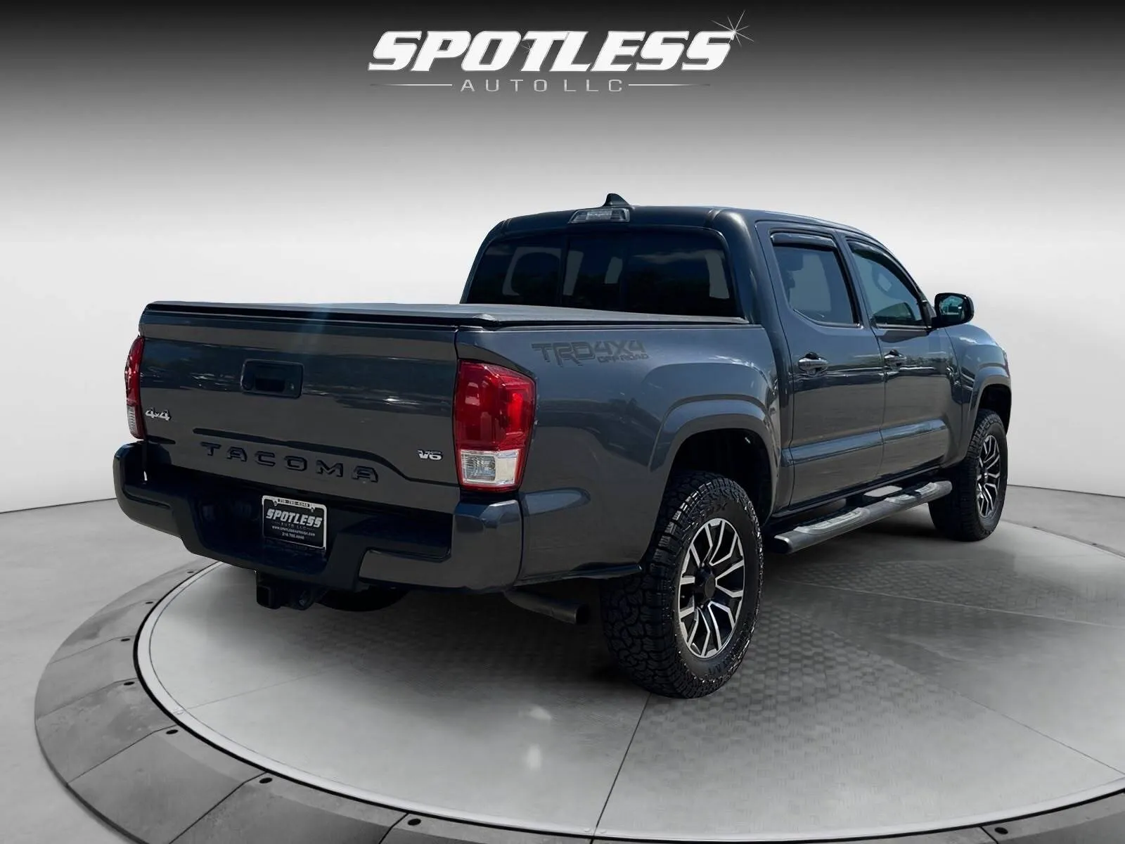 Toyota Tacoma photo 9