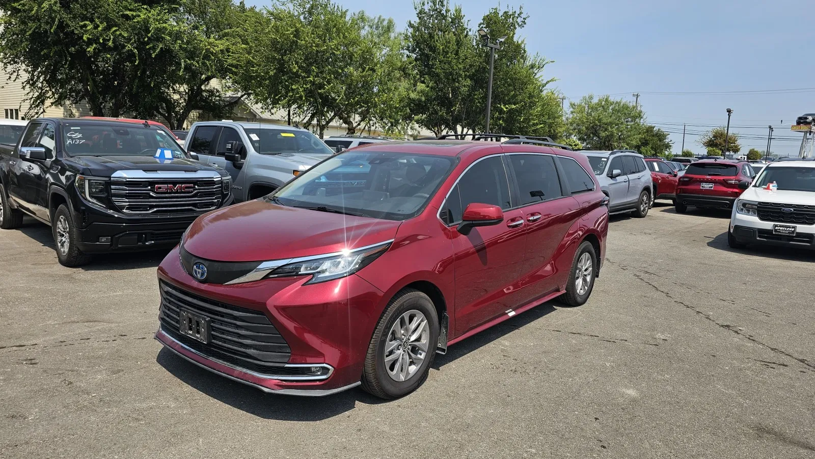 Red 2022 Toyota Sienna XLE 7-Passenger for sale in San Antonio, TX