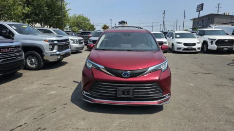 More photos of 2022 Toyota Sienna XLE 7-Passenger at Spotless Auto Loop 1604, TX