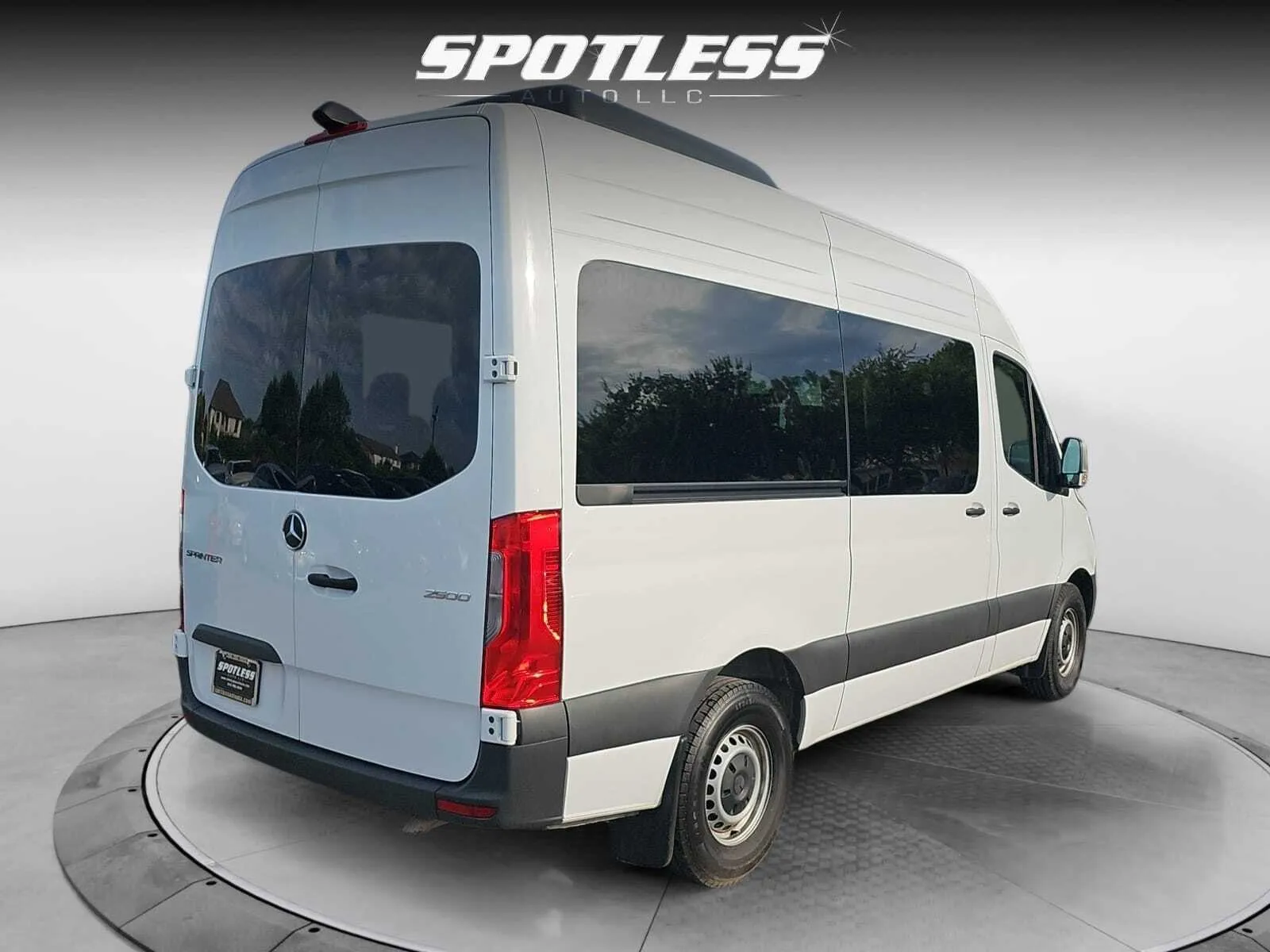 Mercedes-Benz Sprinter photo 9