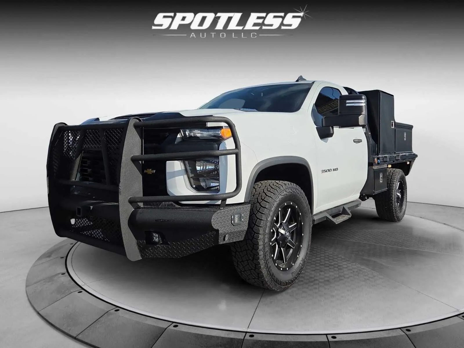 Chevrolet Silverado photo 3