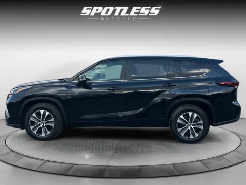 More photos of 2024 Toyota Highlander XLE at Spotless Auto Loop 1604, TX