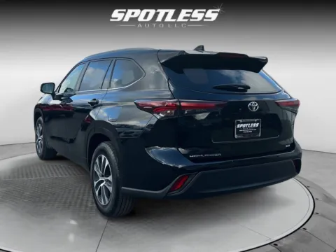 More photos of 2024 Toyota Highlander XLE at Spotless Auto Loop 1604, TX