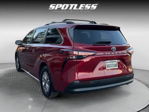 More photos of 2022 Toyota Sienna at Spotless Auto Loop 1604, TX