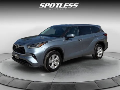 Blue 2022 Toyota Highlander LE for sale in San Antonio, TX