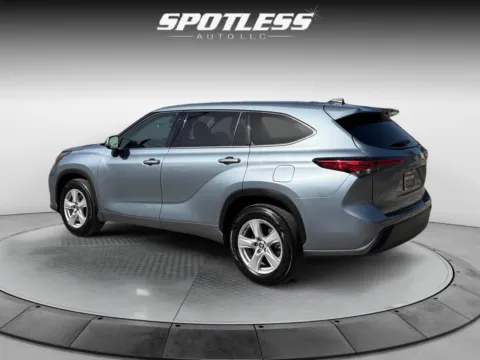 More photos of 2022 Toyota Highlander LE at Spotless Auto Loop 1604, TX