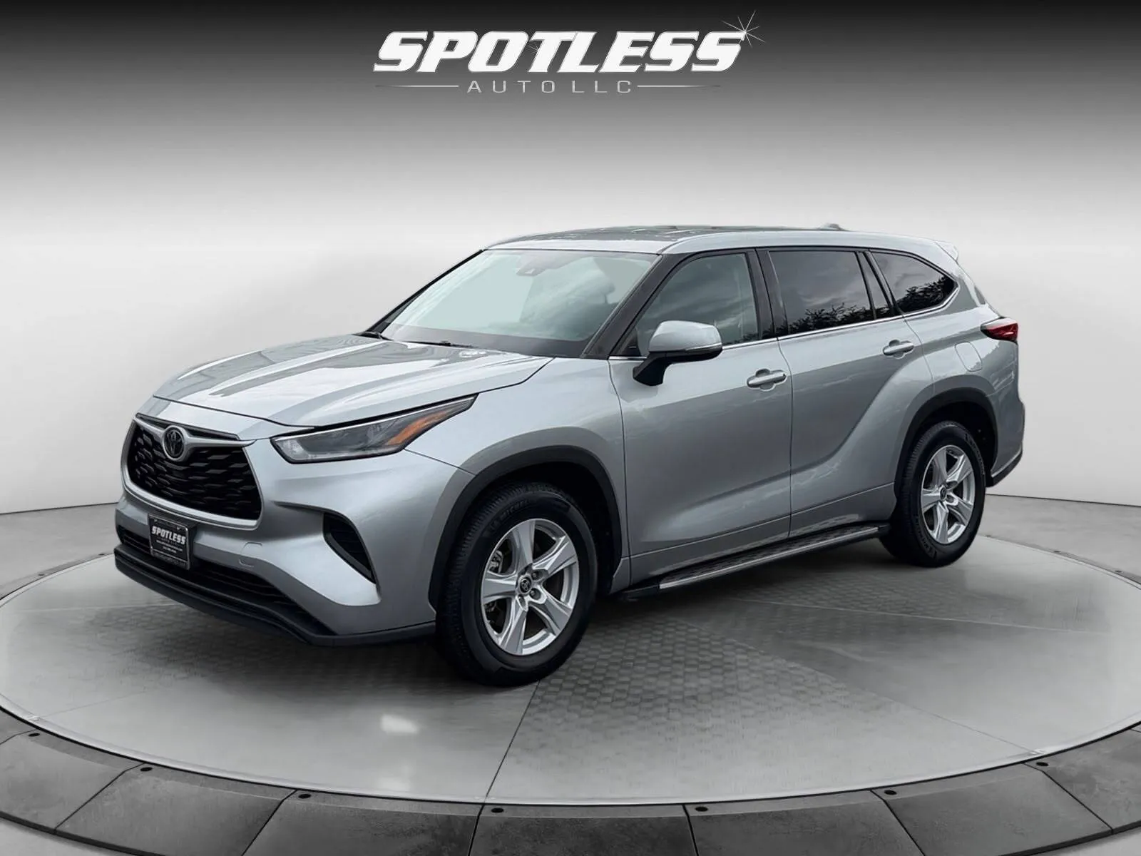 Silver 2021 Toyota Highlander L for sale in San Antonio, TX