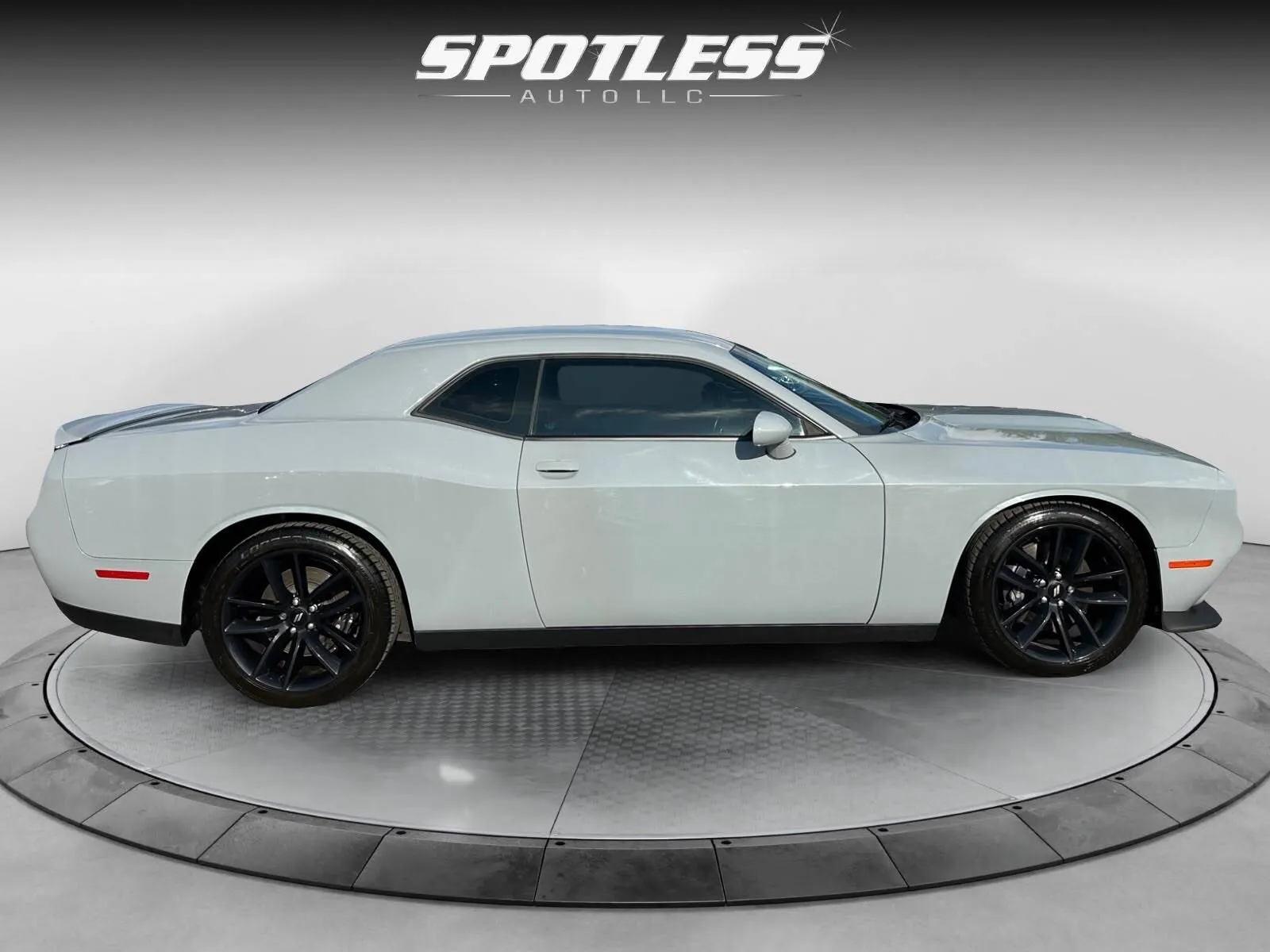 Dodge Challenger photo 8
