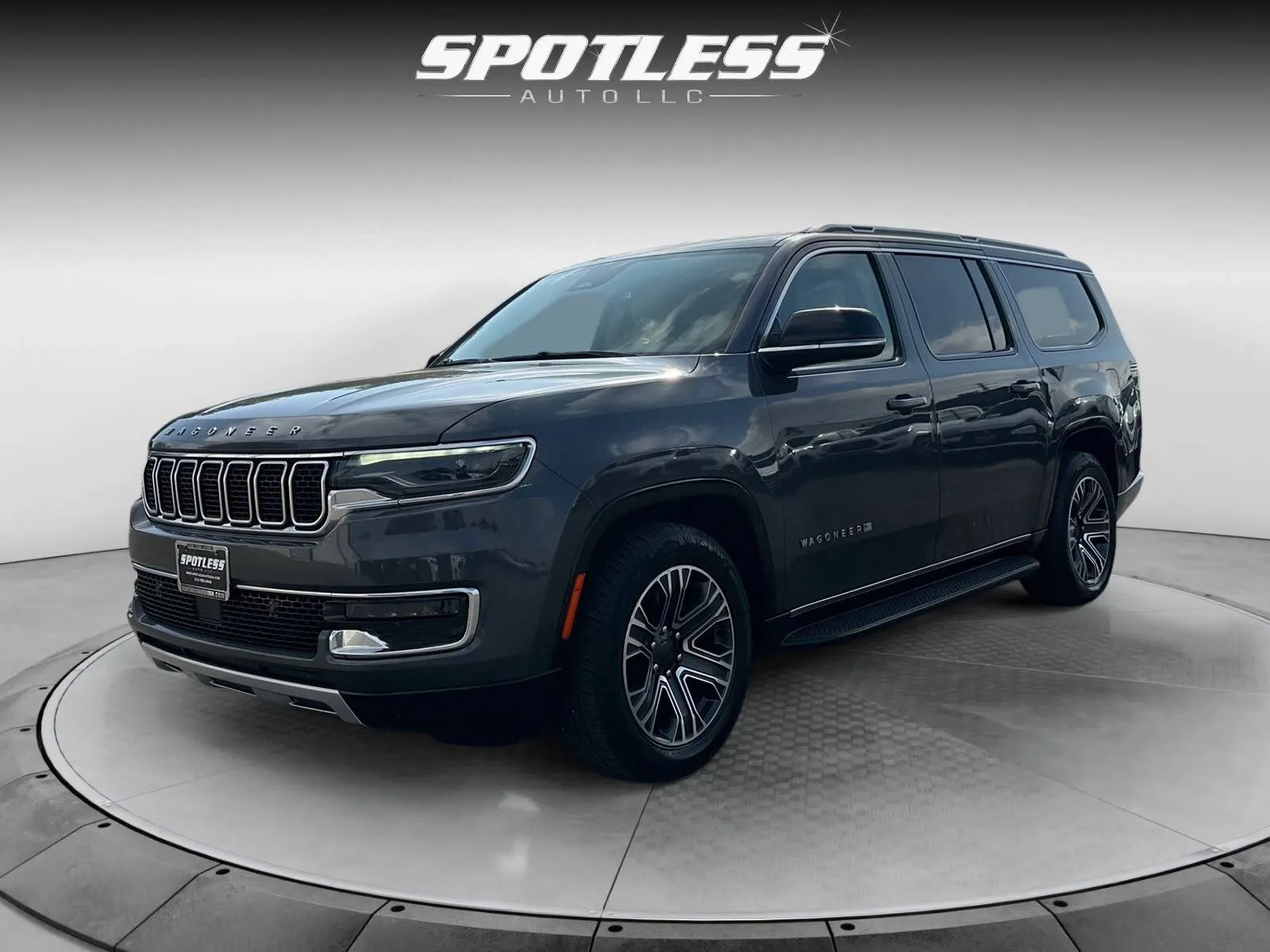 Jeep Wagoneer L photo 10