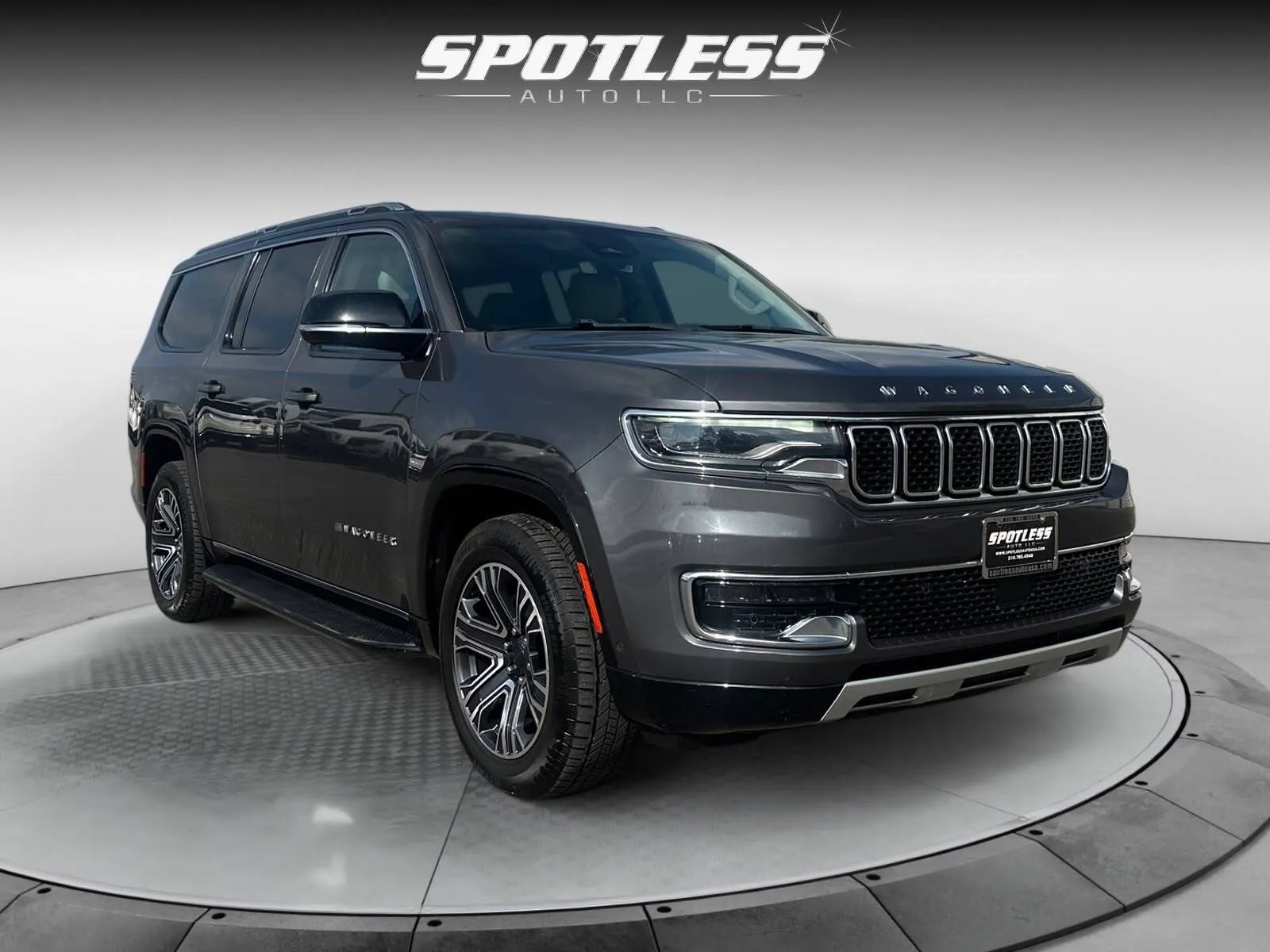 Jeep Wagoneer L photo 11