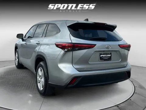 More photos of 2022 Toyota Highlander LE at Spotless Auto Loop 1604, TX