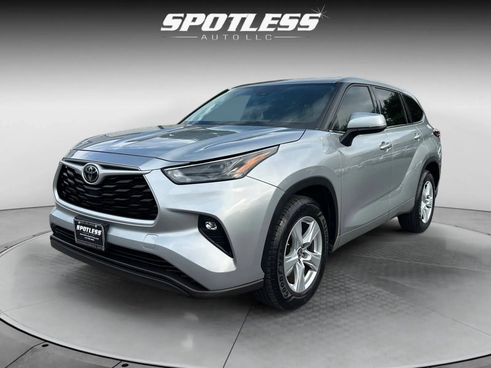Silver 2022 Toyota Highlander LE for sale in San Antonio, TX
