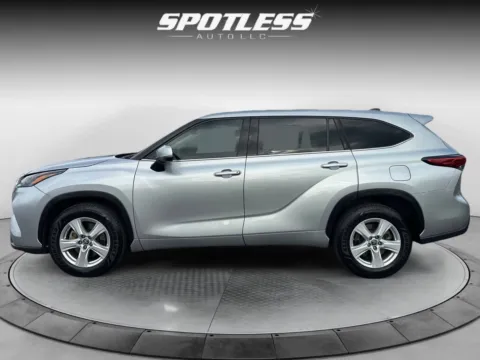 More photos of 2022 Toyota Highlander LE at Spotless Auto Loop 1604, TX