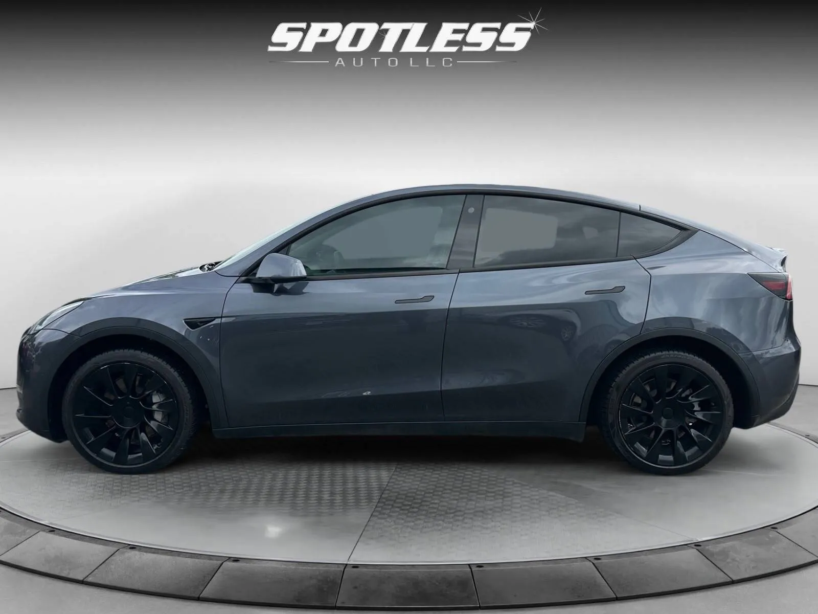 Tesla Model Y photo 4