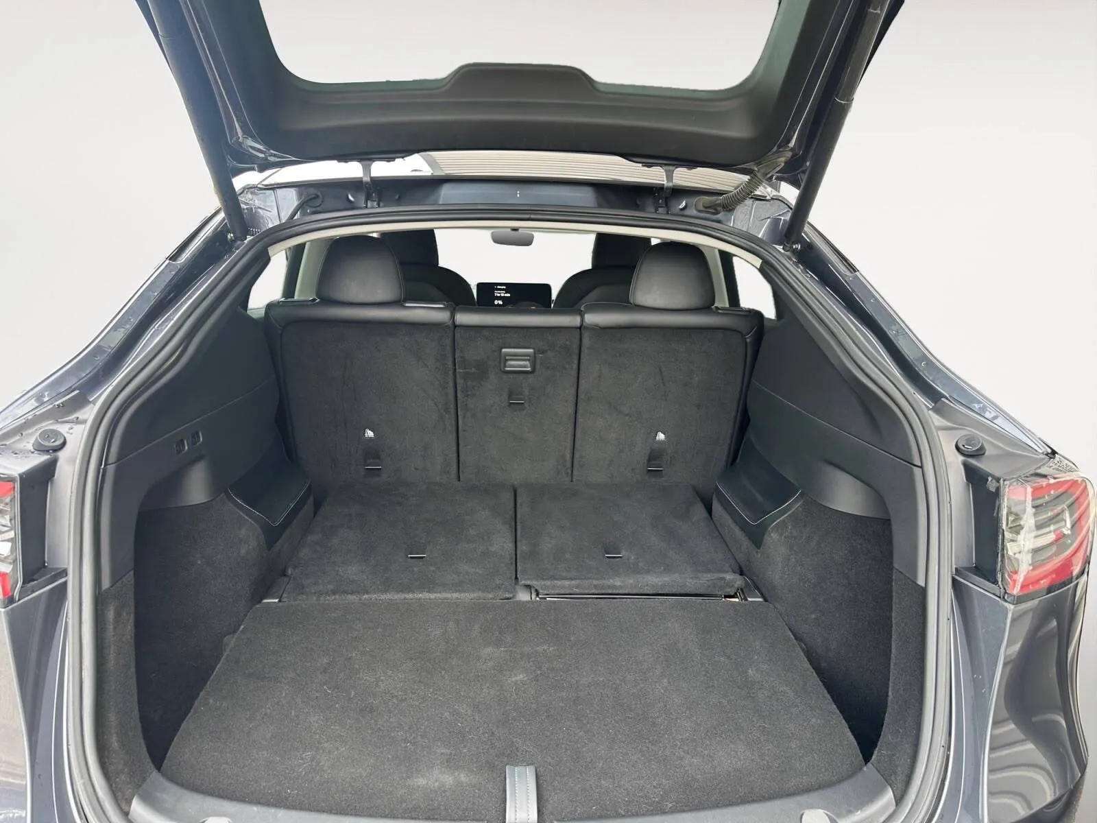 Tesla Model Y photo 27
