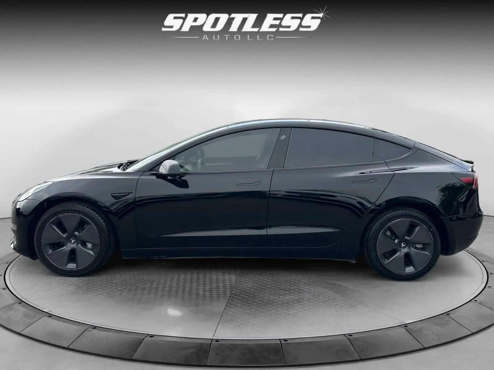 Tesla Model 3 photo 4