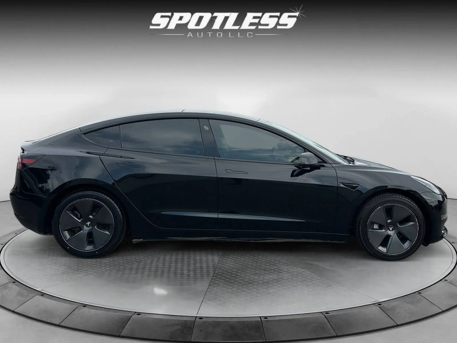Tesla Model 3 photo 8