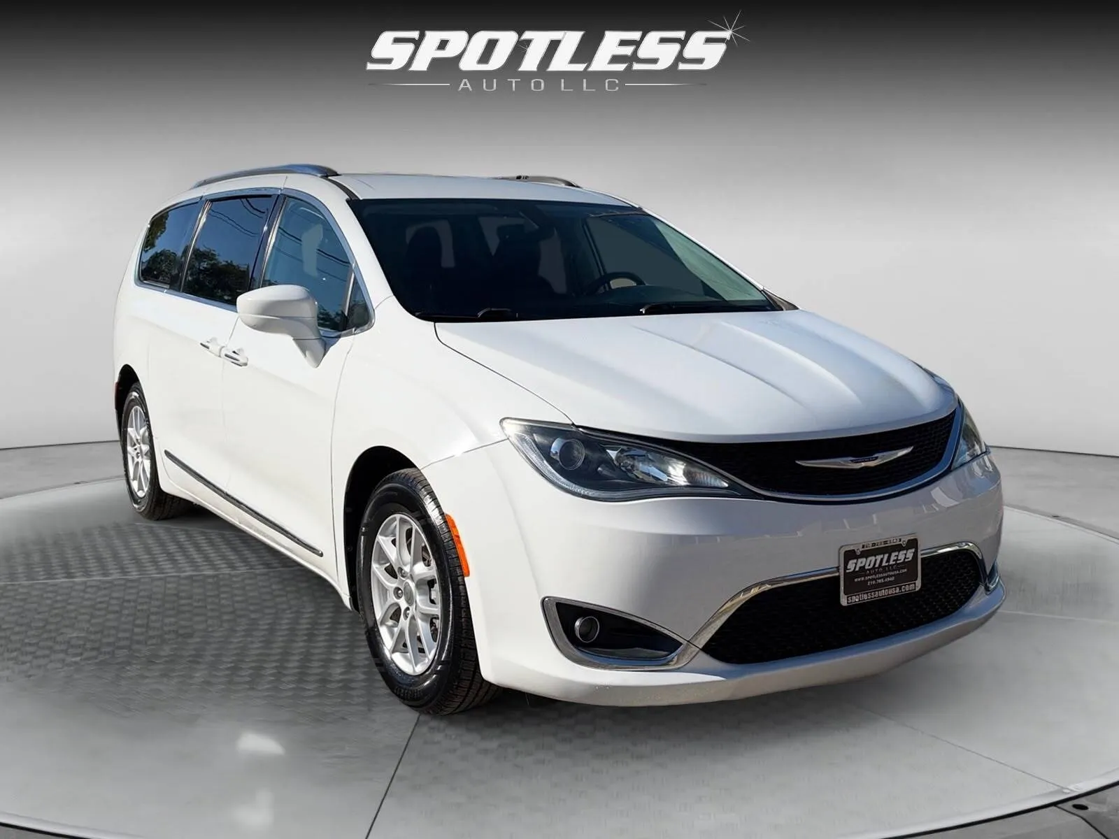 Chrysler Pacifica photo 11
