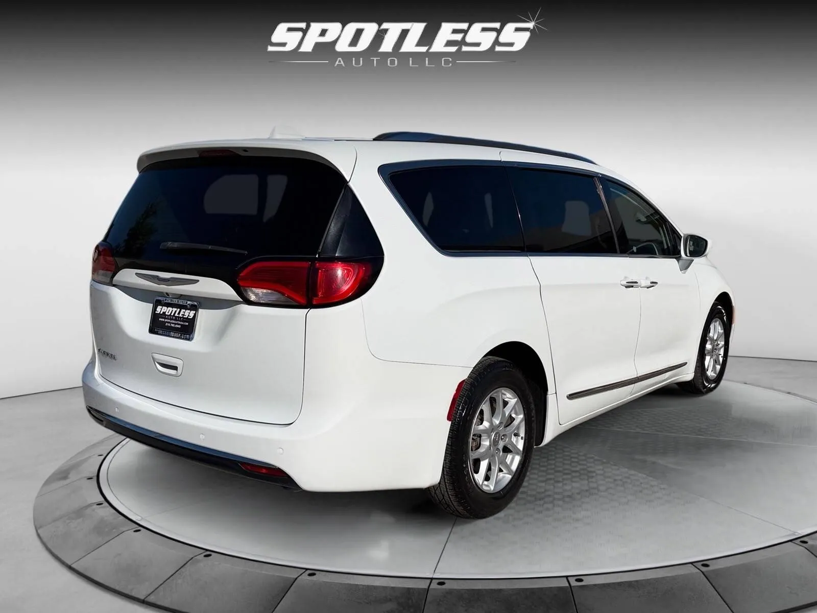 Chrysler Pacifica photo 7