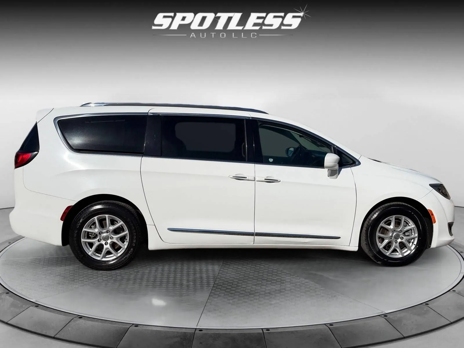 Chrysler Pacifica photo 8