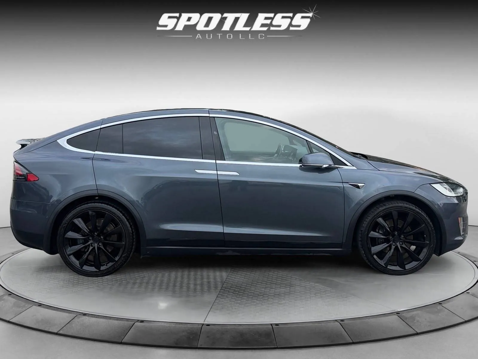 Tesla Model X photo 8