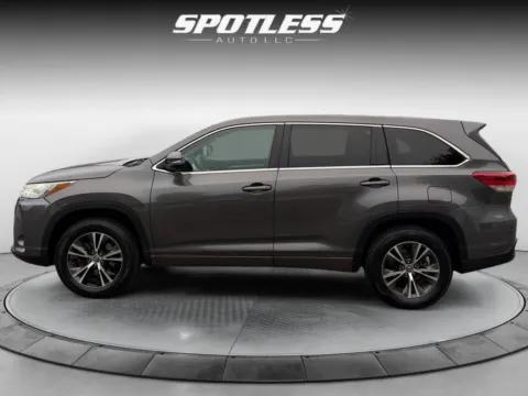 More photos of 2018 Toyota Highlander LE at Spotless Auto Loop 1604, TX