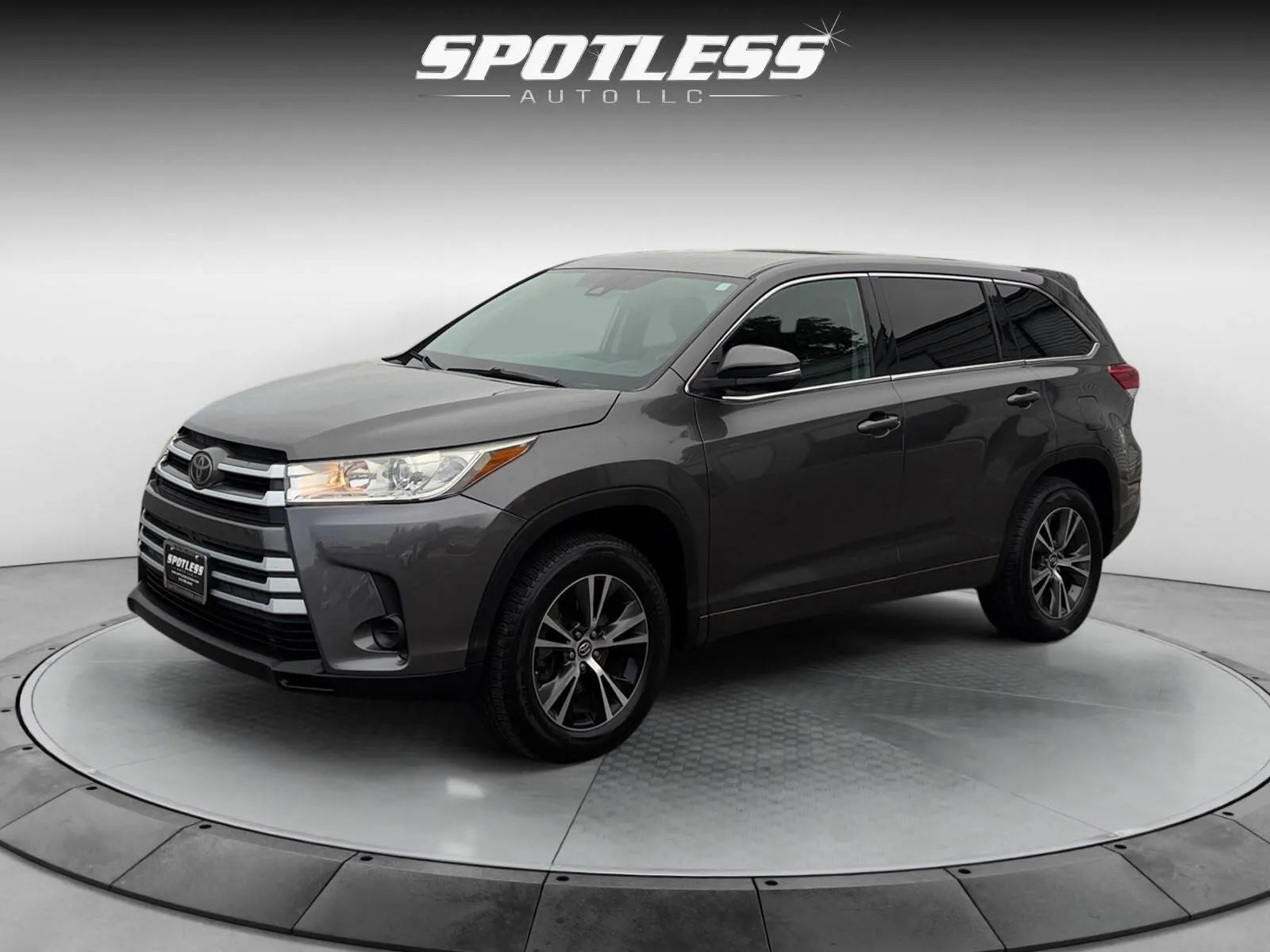 Gray 2018 Toyota Highlander LE for sale in San Antonio, TX