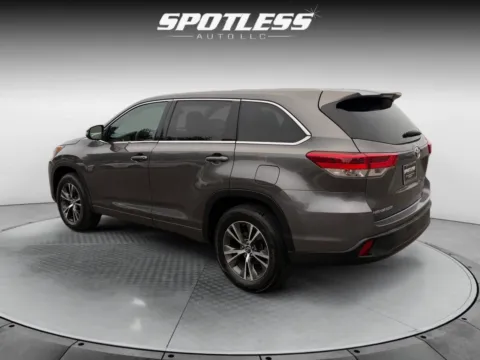 More photos of 2018 Toyota Highlander LE at Spotless Auto Loop 1604, TX