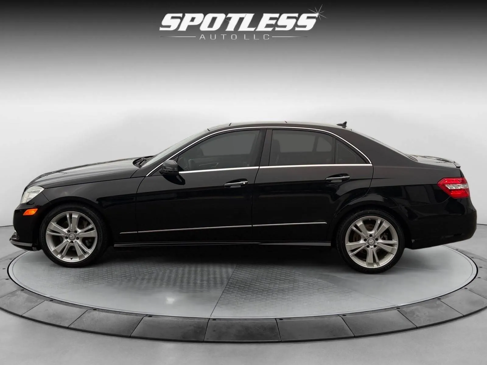 Mercedes-Benz E-Class photo 4
