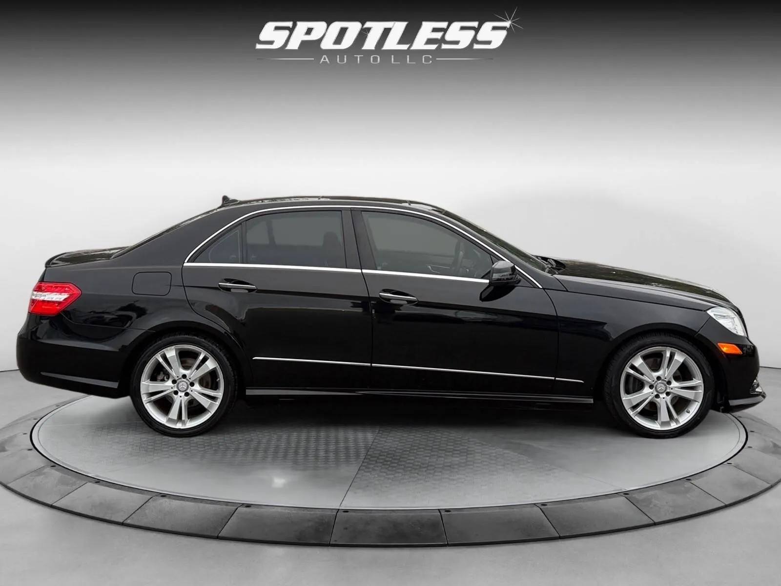 Mercedes-Benz E-Class photo 8