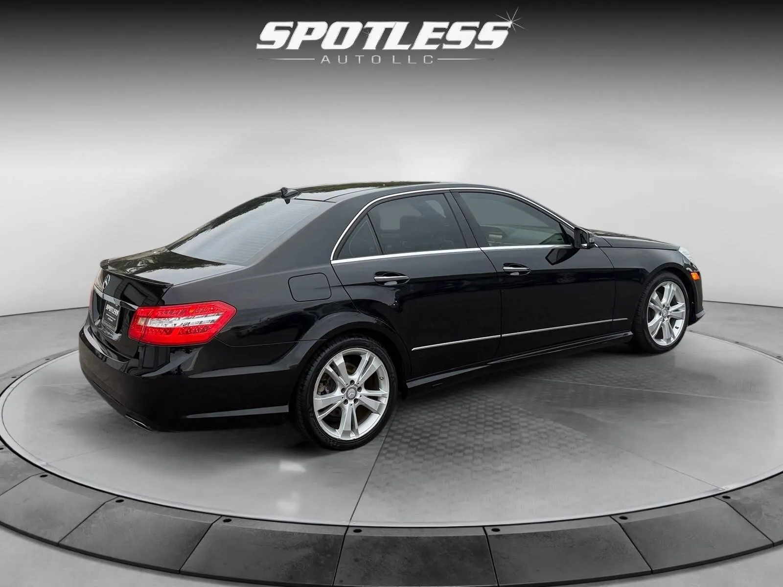 Mercedes-Benz E-Class photo 7