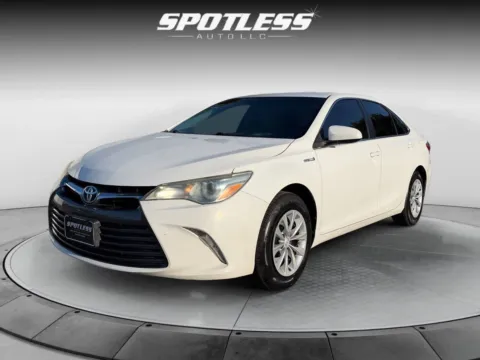 White 2016 Toyota Camry Hybrid LE for sale in San Antonio, TX